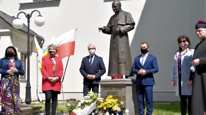 Uczczenie 100. rocznicy urodzin Jana Pawła II przy pomniku we Włoszczowie