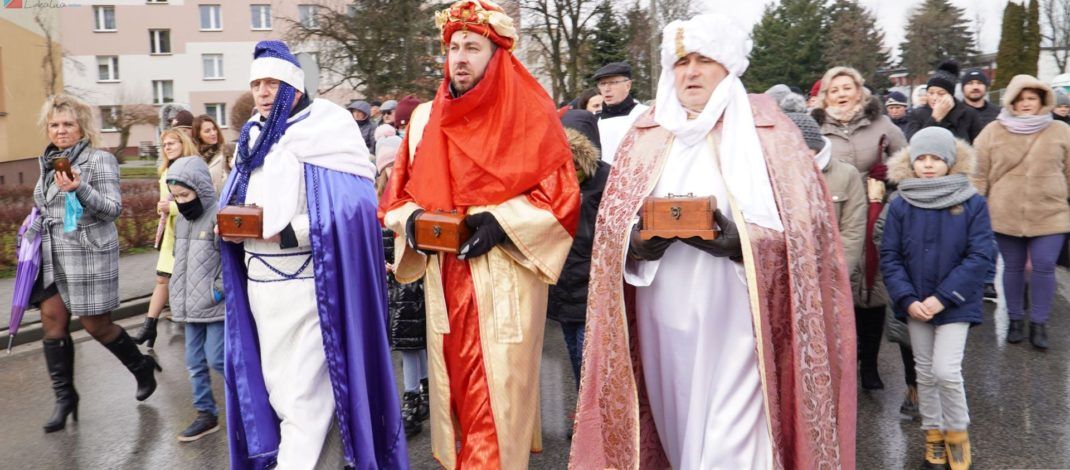 Barwny Orszak Trzech Króli przeszedł ulicami Włoszczowy 6 stycznia. W rolę mędrców wcielili się Rycerze Kolumba