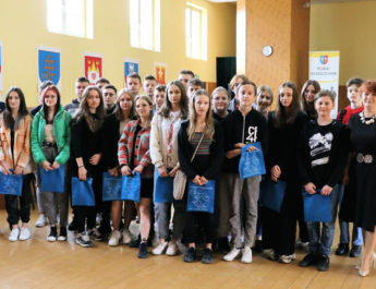 Lekcja o samorządzie we włoszczowskim starostwie dla ósmoklasistów z Oleszna