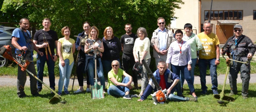 Polsko-ukraińskie porządki przy szpitalu. Udana akcja proekologiczna zorganizowana przez pracowników Zespołu Opieki Zdrowotnej