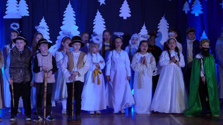 Jasełka bożonarodzeniowe i noworoczny koncert kolęd orkiestry dętej w Dobromierzu
