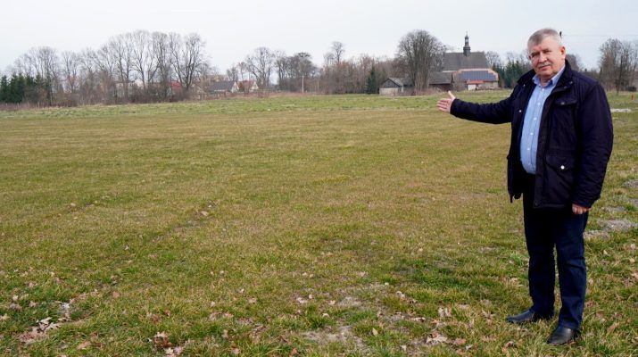 Wójt Secemina Tadeusz Piekarski pokazuje miejsce, w którym powstanie boisko do piłki nożnej o nawierzchni trawiastej.