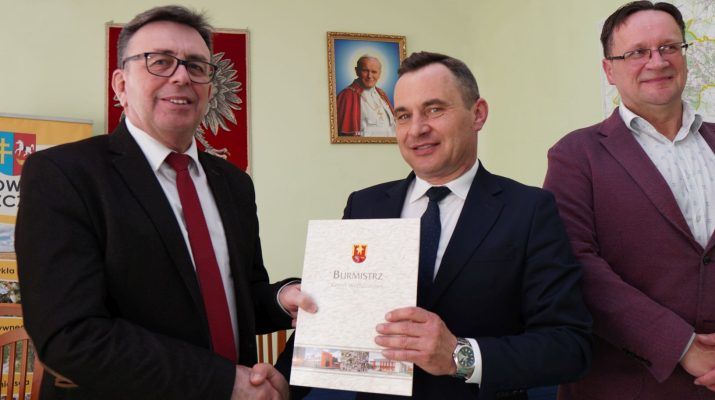 Starosta Dariusz Czechowski (z lewej) podczas podpisania umowy z burmistrzem Grzegorzem Dziubkiem.