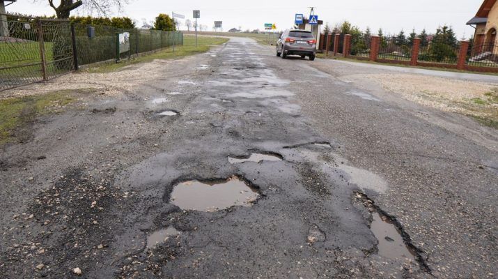 W tym roku zostanie przebudowany ostatni odcinek drogi powiatowej Konieczno-Modrzewie, który jest w fatalnym stanie.