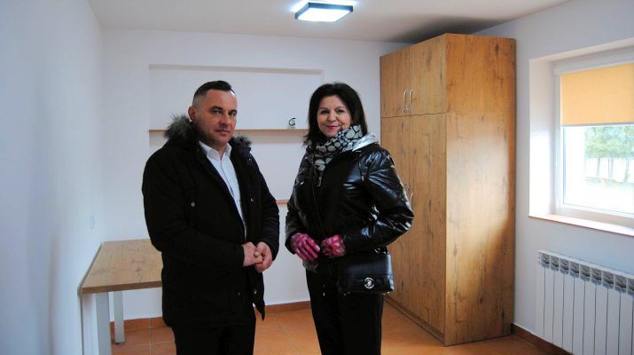 15 marca efekty modernizacji na obiekcie OSiR obejrzał z dyrektor ośrodka Jolantą Tyjas burmistrz Włoszczowy Grzegorz Dziubek (fot. UG Włoszczowa).