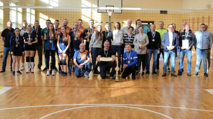 Uczestnicy Turnieju Piłki Siatkowej Nauczycieli i Pracowników Oświaty w Dobromierzu z organizatorami (fot. Anna Dzierzgwa).