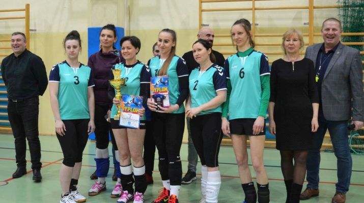 Zwycięska drużyna z Końskich z organizatorami Turnieju Piłki Siatkowej Kobiet o Puchar Wójta Gminy Kluczewsko (fot. Anna Dzierzgwa).