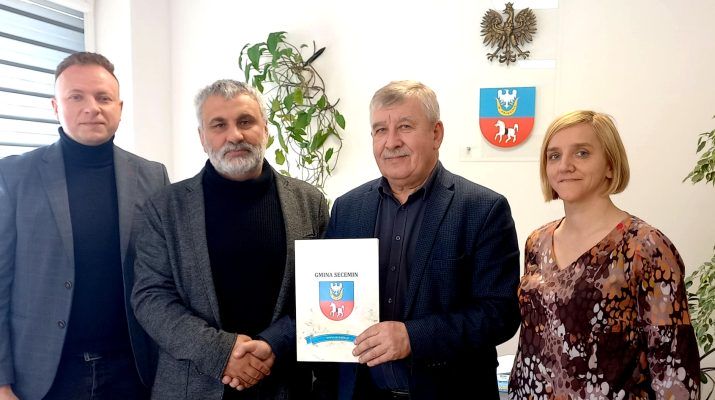 Podpisanie umowy na budowę kanalizacji i wodociągu w Żelisławiczkach: (od lewej) Marek Szpak, Robert Krakowski, Tadeusz Piekarski i Edyta Wójcik (fot. UG Secemin).