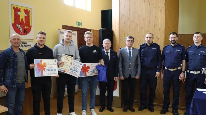Zwycięska drużyna z Zespołu Szkół numer 2 z organizatorami młodzieżowego turnieju motoryzacyjnego (fot. Starostwo Powiatowe).