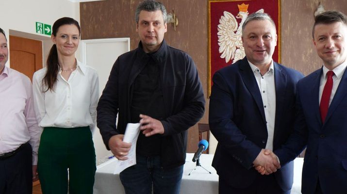 Podczas podpisania umowy na budowę ujęcia wody w Moskorzewie: (od lewej) Sebastian Kosowski, Magdalena Kowalik, Mariusz Bacior, Andrzej Walasek i Bartłomiej Dorywalski.