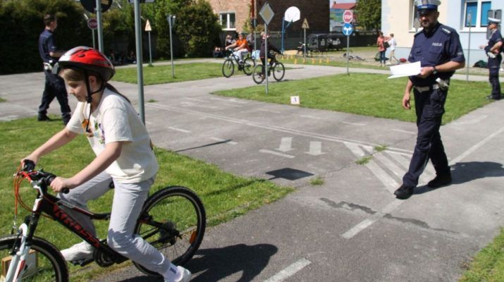 Umiejętności dzieci i młodzieży w zakresie jazdy na rowerze po mini miasteczku ruchu drogowego sprawdzali włoszczowscy policjanci (fot. Starostwo Powiatowe).