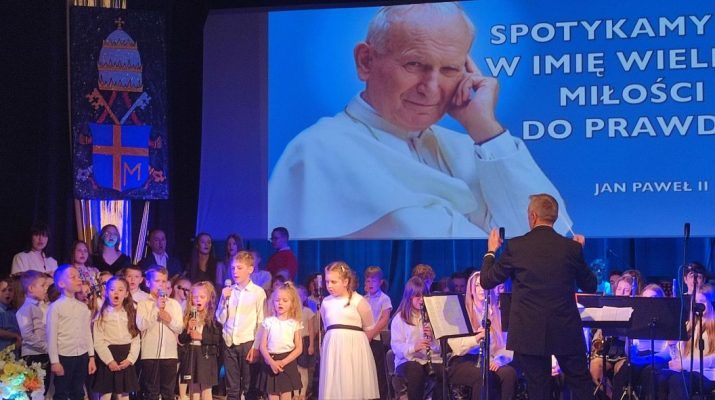 Tegoroczny koncert papieski we Włoszczowie odbył się pod hasłem „Spotykamy się w imię wielkiej miłości do prawdy” (fot. Marek Baran).