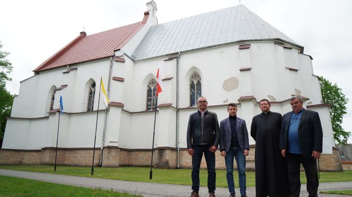 Przed kościołem w Kurzelowie: (od lewej) radny Jerzy Wiśniewski, poseł Bartłomiej Dorywalski, proboszcz Jacek Bonio i sołtys Adam Stępniewicz.