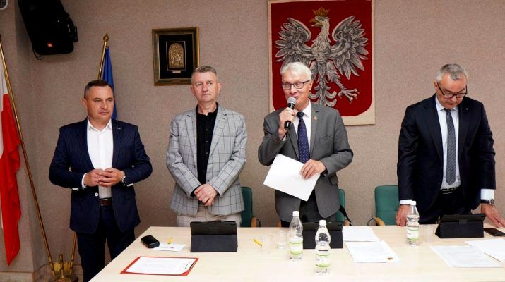 Przewodniczący Rady Miejskiej Grzegorz Dudkiewicz (drugi od prawej) życzył wszystkim niegasnącego zapału do działania.
