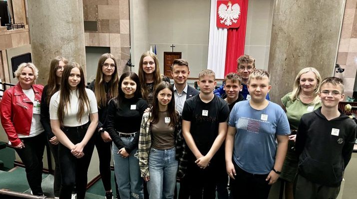 Uczniowie i nauczyciele ze szkoły w Cieślach z posłem Bartłomiejem Dorywalskim na sali plenarnej Sejmu.