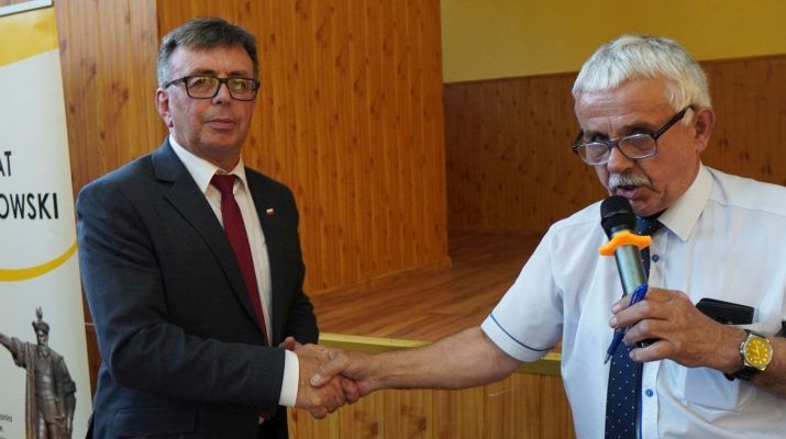 Przewodniczący Rady Powiatu Zbigniew Matyśkiewicz (z prawej) gratuluje absolutorium staroście Dariuszowi Czechowskiemu.
