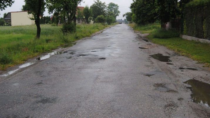 19 czerwca rozpoczyna się remont ostatniego odcinka drogi powiatowej w Koniecznie. Będzie tymczasowa organizacja ruchu (fot. UG Włoszczowa).
