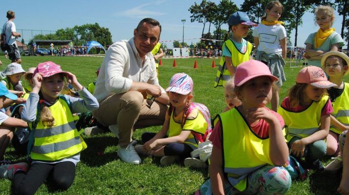 Z dziećmi świętował burmistrz Włoszczowy Grzegorz Dziubek.
