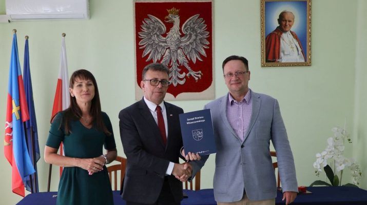 Podczas podpisania umowy w starostwie: (od lewej) Agnieszka Górska, Dariusz Czechowski i Marek Wąsala (fot. Starostwo Powiatowe).