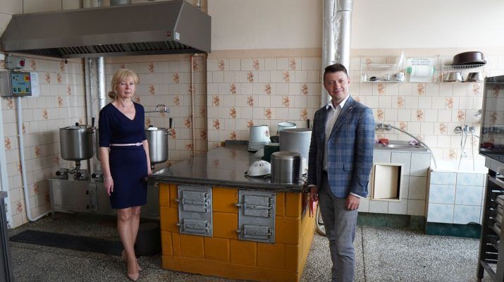 Poseł Bartłomiej Dorywalski z dyrektor szkoły w Kluczewsku Ireną Orzechowską w kuchni z lat 80. ubiegłego wieku, która przejdzie niebawem generalny remont.