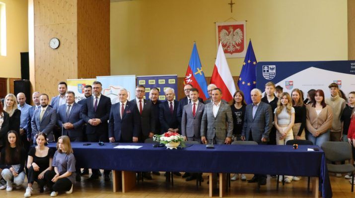 Uczestnicy podpisania umowy na budowę drugiego etapu obwodnicy Włoszczowy (fot. Starostwo Powiatowe).