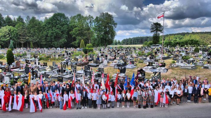 Uczestnicy największej od siedmiu lat uroczystości patriotycznej przed cmentarzem parafialnym w Stanowiskach.