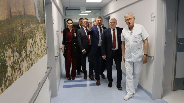 Po nowoczesnym Oddziale Chirurgii oprowadził gości dyrektor szpitala Rafał Krupa z kierownikiem, doktorem Bernardem Rajczykiem.