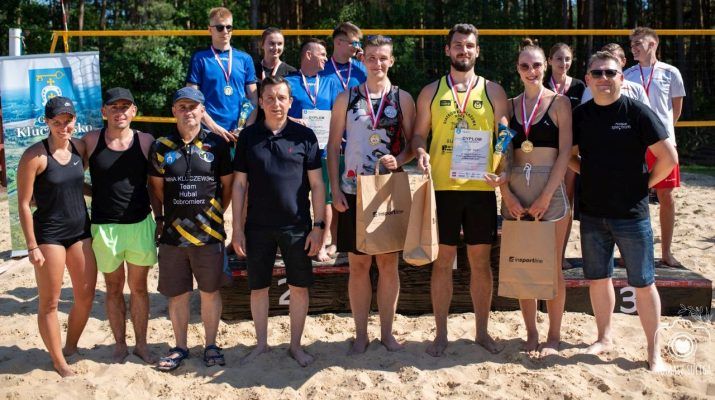 Zwycięzcy szóstej edycji turnieju siatkówki plażowej w Ciemiętnikach z organizatorami (fot. Tomasz Suliga).