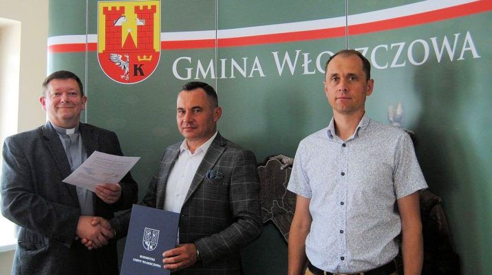 Podczas podpisania umowy w Urzędzie Gminy: (od lewej) ksiądz Jacek Bonio, burmistrz Grzegorz Dziubek i skarbnik Dariusz Górski (fot. UG Włoszczowa).