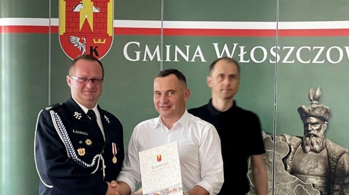 Burmistrz Grzegorz Dziubek podczas podpisania umowy z prezesem OSP Włoszczowa Rafałem Michalskim (fot. UG Włoszczowa).