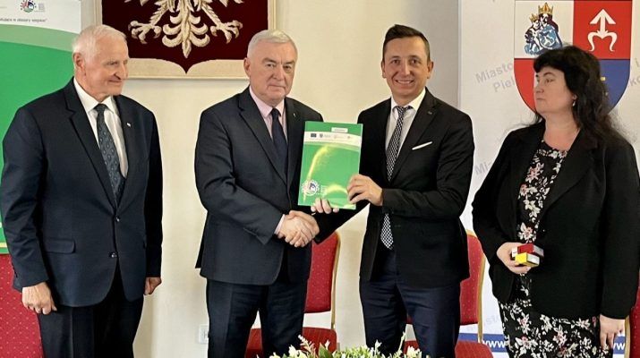 Podpisanie umowy w Piekoszowie: (od lewej) Marek Jońca, Andrzej Bętkowski, Rafała Pałka i Justyna Bugała-Piotrowska (fot. UG Kluczewsko).