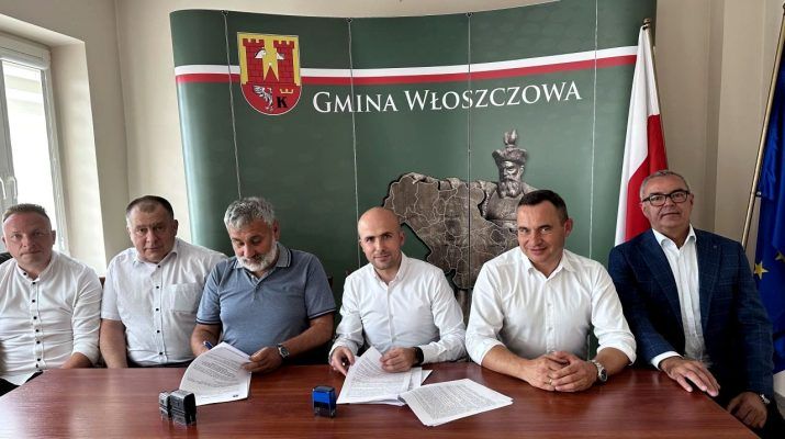 Podczas podpisania umowy: (od lewej) Marek Ptak, Sławomir Owczarek, Robert Krakowski, Paweł Strączyński, Grzegorz Dziubek i Jerzy Wiśniewski (fot. UG Włoszczowa).