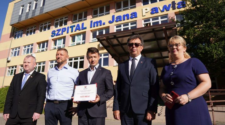 Poseł przekazał włoszczowskiemu szpitalowi prawie 8-milionową promesą: (od lewej) Łukasz Karpiński, Rafał Krupa, Bartłomiej Dorywalski, Dariusz Czechowskii Małgorzata Gusta.