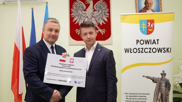 Wójtowie Moskorzewa Andrzejowi Walaskowi gratuluje otrzymania promesy poseł Bartłomiej Dorywalski.
