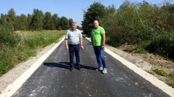 Wójt Tadeusz Piekarski (z lewej) z dyrektorem Duktu Pawłem Macherskim na wyremontowanej drodze dojazdowej do oczyszczalni ścieków w Seceminie.