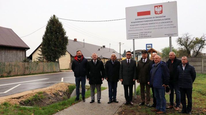 Uczestnicy uroczystego odbioru zmodernizowanej drogi powiatowej w Kuczkowie (fot. Starostwo Powiatowe).