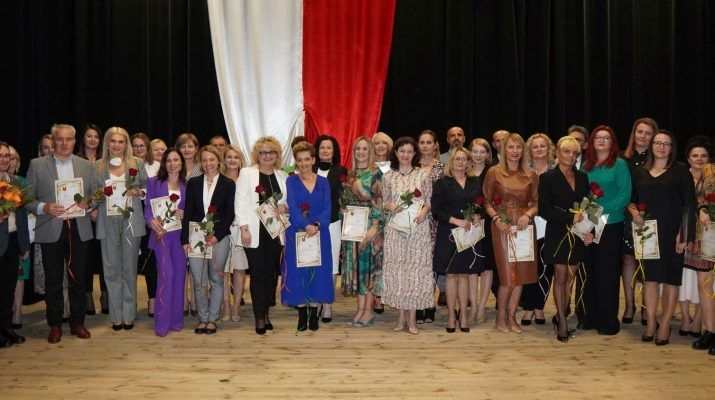 Władze Gminy Włoszczowy z przeszło 40 nagrodzonymi nauczycielami podczas obchodów Dnia Edukacji Narodowej w Domu Kultury.