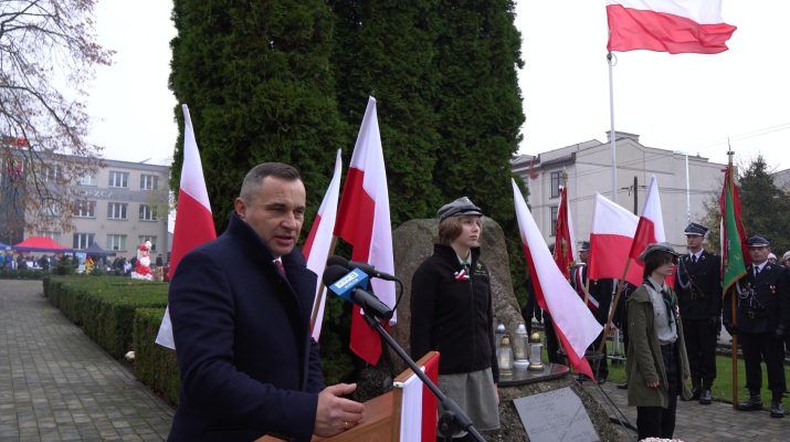 Przemówienie okolicznościowe przy Pomniku Niepodległości wygłosił – jak co roku – burmistrz Włoszczowy Grzegorz Dziubek.