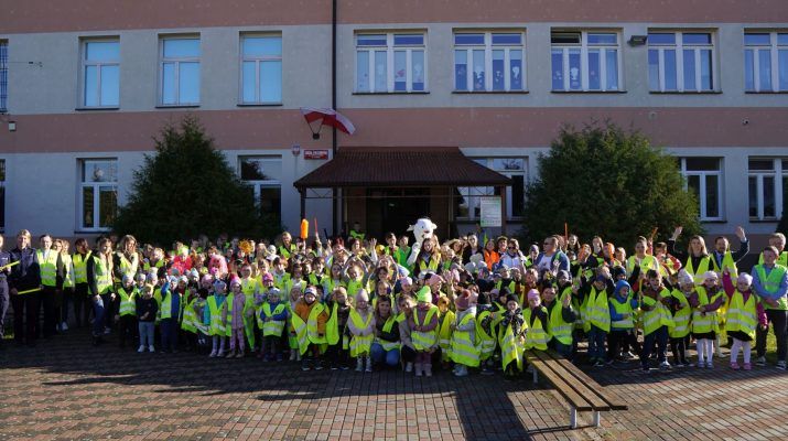 10 listopada odbyło się uroczyste podsumowanie akcji Odblaskowa Szkoła w Olesznie, w której wzięło udział około 300 uczniów i opiekunów wraz z przedstawicielami włoszczowskiej policji.
