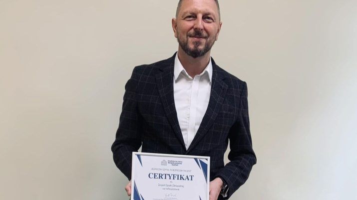 Dyrektor Rafał Krupa z certyfikatem „Bezpieczny szpital to bezpieczny pacjent” (fot. ZOZ Włoszczowa).