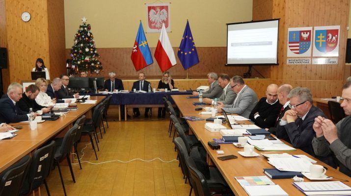 Rada Powiatu Włoszczowskiego podczas podejmowania uchwały budżetowej na 2024 rok.