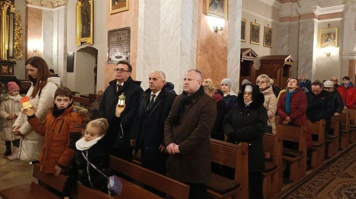 Władze powiatu wzięły udział w uroczystej mszy świętej w intencji ofiar stanu wojennego, w 42. rocznicę jego wprowadzenia (fot. Starostwo Powiatowe).