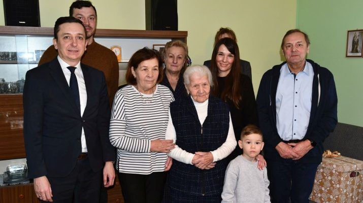 Władze Gminy Kluczewsko odwiedziły z okazji setnych urodzin Władysławę Bojarską i jej najbliższą rodzinę (fot. UG Kluczewsko).
