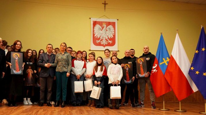 Nasi rodacy mieszkający na Litwie przyjechali do Włoszczowy, żeby podziękować organizatorom bożonarodzeniowej akcji charytatywnej „Paczka dla Rodaka na Wileńszczyźnie”.