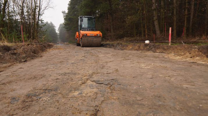 Rozpoczęła się przebudowa drogi w Jakubowicach.