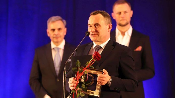 Burmistrz Grzegorz Dziubek na gali wręczenia nagród dla najlepszych samorządowców w województwie świętokrzyskim (fot. archiwum prywatne).