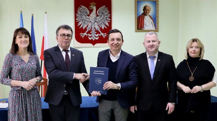 Podpisanie umowy z Gminą Kluczewsko: (od lewej) Agnieszka Górska, Dariusz Czechowski, Rafał Pałka, Łukasz Karpiński i Małgorzata Gusta (fot. Starostwo Powiatowe).
