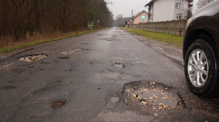 Stan drogi powiatowej w Pilczycy w kierunku Ciemiętnik jest bardzo zły, ale już wkrótce się to zmieni.