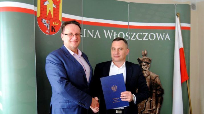 Burmistrz Grzegorz Dziubek (z prawej) podpisał umowę z wiceprezesem Duktu Markiem Wąsalą (fot. UG Włoszczowa).