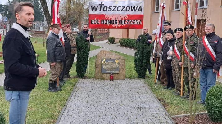 Przemówienie okolicznościowe przy obelisku obok Starostwa Powiatowego wygłosił Ryszard Kowalczyk – historyk ze szkoły w Olesznie (fot. Starostwo).